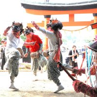 獅子役が躍動感あふれる踊りを披露した羯鼓舞＝６日、富津市