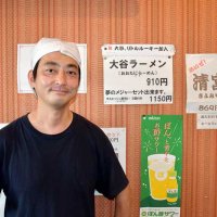 「大谷ラーメン」「清宮丼」といった日ハムゆかりのメニューが並ぶ「ｋａｎａｍｅ」店内と五十嵐店長＝鎌ケ谷市