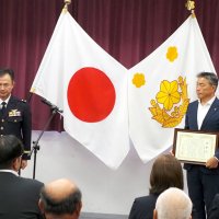 陸自オスプレイの暫定配備期間中の協力で感謝状を贈られた渡辺市長（右）＝９日、木更津市