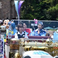 報道陣事前公開の１日、テーマソングを手がけた「ミセス・グリーン・アップル」がオープンカーでサプライズ登場した＝東京ディズニーランド