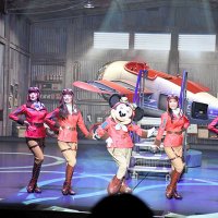 パイロットのコスチューム姿で登場したミニーマウス（中央）＝１５日、東京ディズニーシー