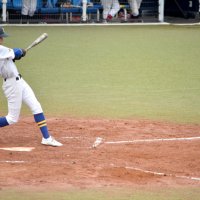 ３回裏無死二塁、左前安打を打つ田上