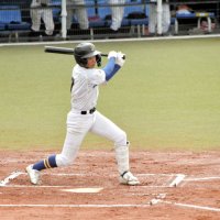 １回裏土気１死満塁、先制の３点三塁打を放つ笠原