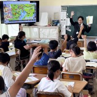 出版社出前授業で地図の奥深さ学ぶ　袖ケ浦、奈良輪小４年生