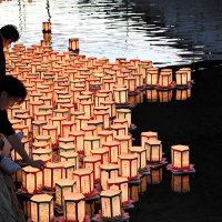 先祖供養の灯籠流し　市川の真間川