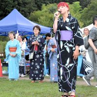 「Ｗｅ　ｌｏｖｅ　大多喜音頭」を歌う右藤さん＝２０日、大多喜町