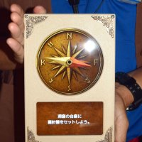 謎解きに欠かせない羅針盤を模したタブレット端末