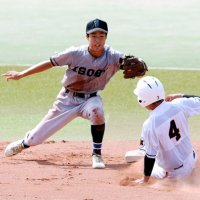 ２回表木更津総合２死一塁、二盗する小林（４）にタッチする磯辺の遊撃手、内海緑
