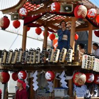 山車の上で芸者らが踊りを披露した
