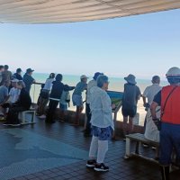 津波警報発令中の海の様子を高台にある飯岡刑部岬展望館から見つめる人たち＝３０日午前１０時３０分ごろ、旭市