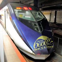 乗客６０００万人達成を記念したロゴが施された京成スカイライナー