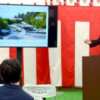 「（仮称）チバニアンガイダンス施設」の起工式でデザインのコンセプトを説明する隈研吾氏＝３１日、市原市