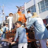 小学生以下の子どもたちが太鼓を鳴らす下出羽区の太鼓屋台＝４日、匝瑳市
