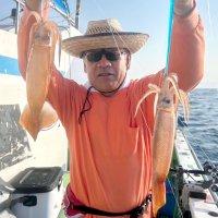 平砂浦沖で釣り上げたスルメイカ（写真は「萬栄丸」提供）