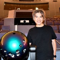 独自開発したプラネタリウム投影機と大平さん＝市川市