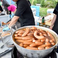鍋で大量のソーセージをゆであげた