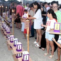 夏の海、先祖思い４００基　勝浦興津で「灯籠流し」
