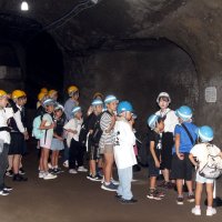 赤山地下壕跡を見学する神余小学校の児童や保護者、卒業生ら。水島学芸員の案内のもと、公開されている壕内の２５０メートルをくまなく見て回った