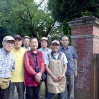 地元の歴史を後生に伝えようと活動する「習志野の歴史を語る会」のメンバー。後ろにあるのが騎兵旅団司令部の門柱＝習志野市