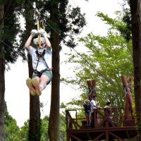 クライマックスはＶＲゴーグルを装着したままジップラインで滑空する＝香取市