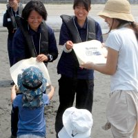部員たちは親子連れにも海での安全をお願いした