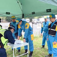 東北から応援に来た部隊の人数などを確認＝茨城県守谷市