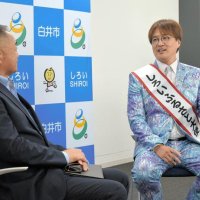 笠井市長（左）を白井市の話で盛り上がる酒井さん＝２８日、白井市役所