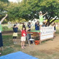 夏休み中の子どもたちも約１００人参加し、ラジオ体操で体を動かした＝３０日、佐倉市の西志津スポーツ等多目的広場
