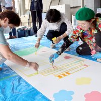 一緒に絵を描く参加者とバルサミコヤスさん＝２５日、横芝光町