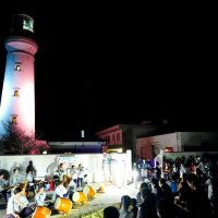 家族連れなどが特別な時間を楽しんだ犬吠埼灯台の夜間参観イベント＝銚子市