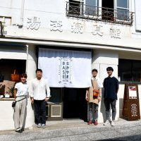 旧湯浅写真館にオープンした「なかやま　ＢＡＳＥ」と関係者ら＝市川市