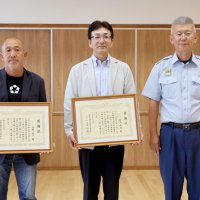 「助けて」の声、沖へ流された女性２人と少年を救助　横芝光・屋形海岸　男性２人に感謝状