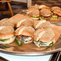 味は絶品、色味も豊かな「さんが焼きバーガー」（手前）と「フィッシュ照り焼きバーガー」