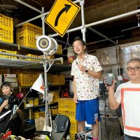 閉店したうなぎ店の跡地を利用した岩沢兄弟「キメラ遊物店」の様子。右２人が岩沢兄弟＝千葉市中央区