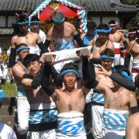 山田神社から町衆らによって宮出しされる神輿＝２１日、いすみ市
