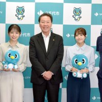 映画「八千代物語」ＰＲ　監督、出演者が市役所訪問