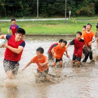【動画あり】泥んこで豪快トライ！　市原で田んぼラグビー、１４チーム熱戦　