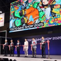 開会式でテープカットをする関係者ら＝２５日、千葉市美浜区