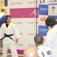 柔道教室で子どもたちを指導する角田選手（左）＝２１日、千葉市緑区