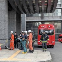 消防の特殊車両も一時出動した県庁＝６日午前９時５０分ごろ、千葉市中央区