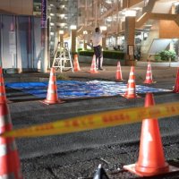 現場付近の道路はコーンで規制された=8日午後6時40分ごろ、八千代市大和田新田