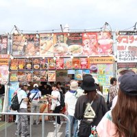 県産食材をふんだんに使った料理を提供する出店に大勢の客が並んだ
