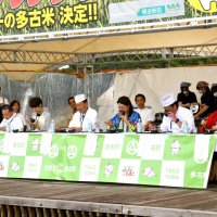 決勝大会に進んだ多古米を食べ比べ、味などを確かめる審査員