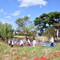 緑地周辺を確認する「大須賀川河童会」のメンバーら