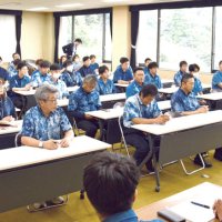 “藍”まとい役場一体に　職員お手製シャツで勤務　神崎町合併７０周年、発酵ＰＲ