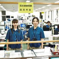 藍染めシャツで業務に当たる町職員