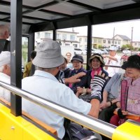 車内は対面式のベンチシート。乗客同士の会話が弾む
