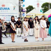 国府祭りの開会を宣言する小出市長（左）。ちばポートアンバサダー４人も登壇した