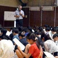 戦中の児童生活“再現”　学校日誌参考に歴史学ぶ　船橋・法典小　郷土史家山本稔さん特別授業　【戦後８０年ちば】　