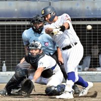 ４回表中央学院１死二塁、菊池が左翼に適時打を放つ。捕手吉岡
